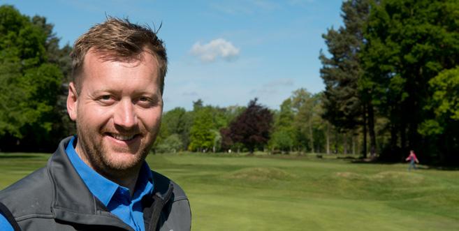 Turf Talk SIDA 5 17 hålets fairway på East Berkshire i september, där halva området behandlats tre gånger med Qualibra. Jämför med det brända gräset på den obehandlade halvan, nedan.