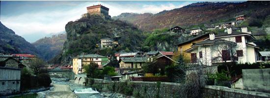 Via Francigena, Bourg Saint Pierre Pont San Martin, 7 nätter 1(9) Vandra i Italien Verres med slottet Verrés på klippan Via Francigena, 7 nätter Bourg Saint Pierre Pont San Martin, 6 vandringsdagar