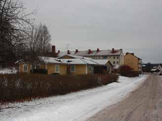 På andra sidan Malmgatan finns en större lekplats och ett grönområde.