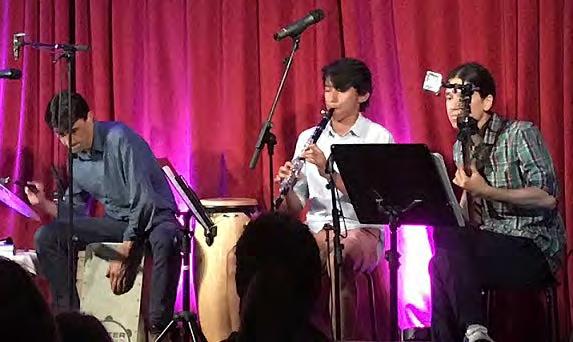 FolkUngar tar traditionella låtar och danser med sig runt om i landet och presenterar på så sätt folkmusik på ett lekfullt sätt för barn.