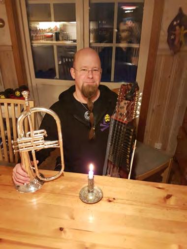 Spelmansporträttet Tobias Öhlund 9 I vår serie spelmansporträtt har turen nu kommit till nyckelharpspelaren Tobias (Tobbe) Öhlund, 40 år, miljöinspektör i Timrå kommun, uppväxt och numera också