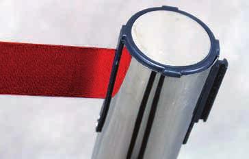 Varje stolpe har ett rött fjäderbelastat rullband som enkelt fästs i nästa stolpe.