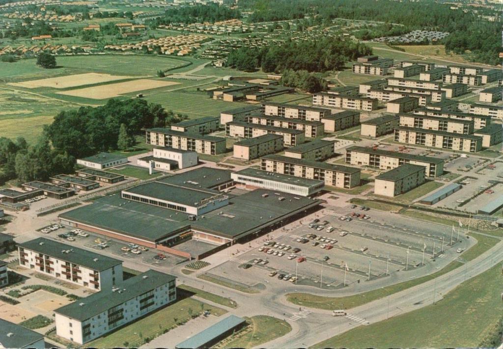 Vykort från 1970-talet med de nyuppförda bostäderna, centrumanläggningen,