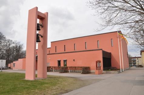 S:t Hans kyrka Invid centrumanläggningen, mitt i Ekholmen ligger S:t Hans kyrka. I småband med invigningen av Ekholmens centrum stod även kyrkobyggnaden färdig.