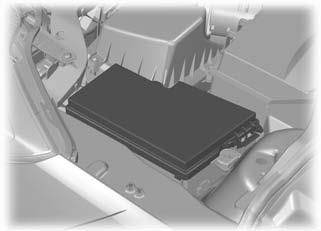 Säkringar PLACERING AV SÄKRINGSDOSOR Säkringsdosa i motorrummet BYTE AV SÄKRING VARNING Modifiera inte det elektriska systemet i Er bil på något vis.