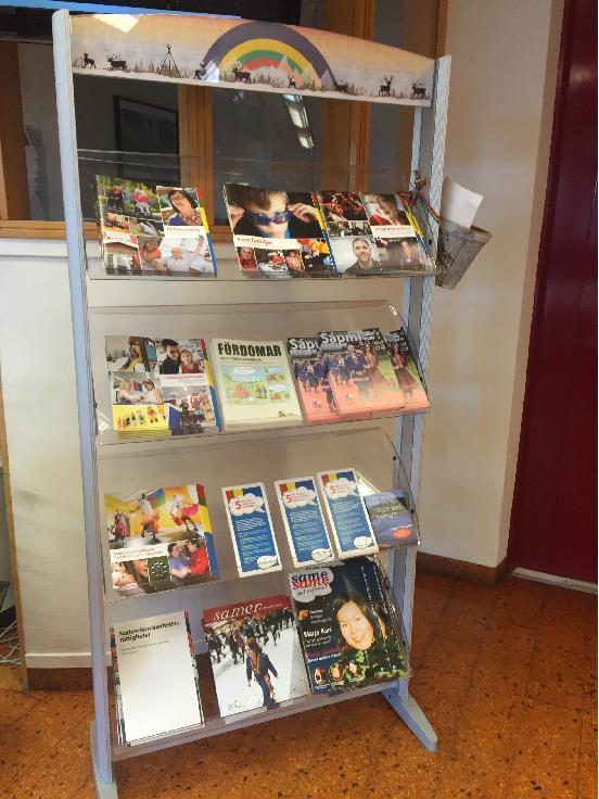 Broschyrställ på bibliotek. Broschyrställ på kommunhus. 7.3.