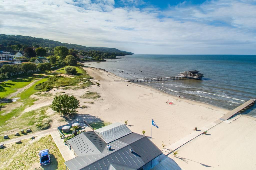 Närbelägen sandstrand och