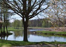 Som en del av odlingslandskapet ligger ekhagen Lunden nordväst om Rosendals slott. Den omges av en bastant stenmur och bestod redan år 1766 av ek- och surskog.