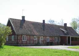 Ljungberga Området innehåller små dungar med artrik ädellövskog som består av bok, ek och ask. En mindre ekhage finns utmed väg 1383.