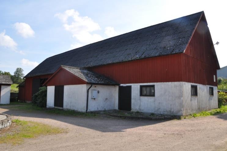 Häststall (Bild 2) 13 platser (Malin Baryardboxen) med uppvärmt cirkulerande vatten till vattenkoppar, spolspilta, hästsolarie, foderrum, isolerad sadelkammare och personalrum/kök, toalett.