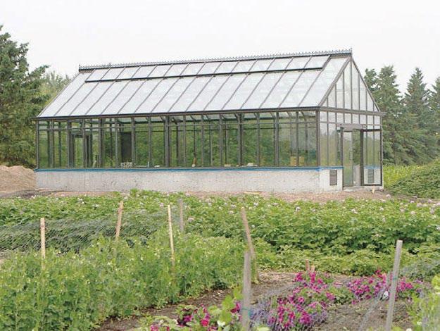 De inre aluminiumprofilerna i växthusen är konstruerade för att enkelt kunna hänga upp tillbehör som vägghyllor, taklampor, krukor och amplar. Varje profil kan belastas upp till 22 kg.