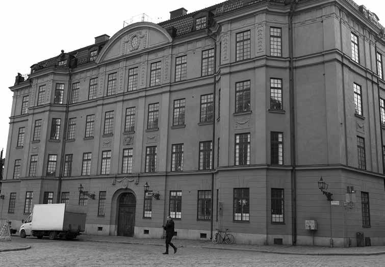 I anslutning till Stockholms slott har kungen 35 lägenheter att fördela. Tar ni kontakt med vissa personer om ni har tomma lägenheter? Det tror jag kan förekomma.