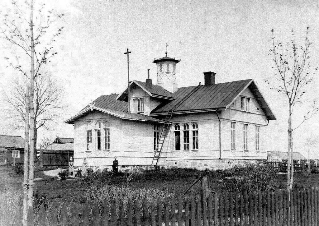 Strax intill ligger det första kallbadhuset, som revs då ett nytt byggdes ute på holmen, 1894. Längst till höger i bild ses gamla lasarettet.