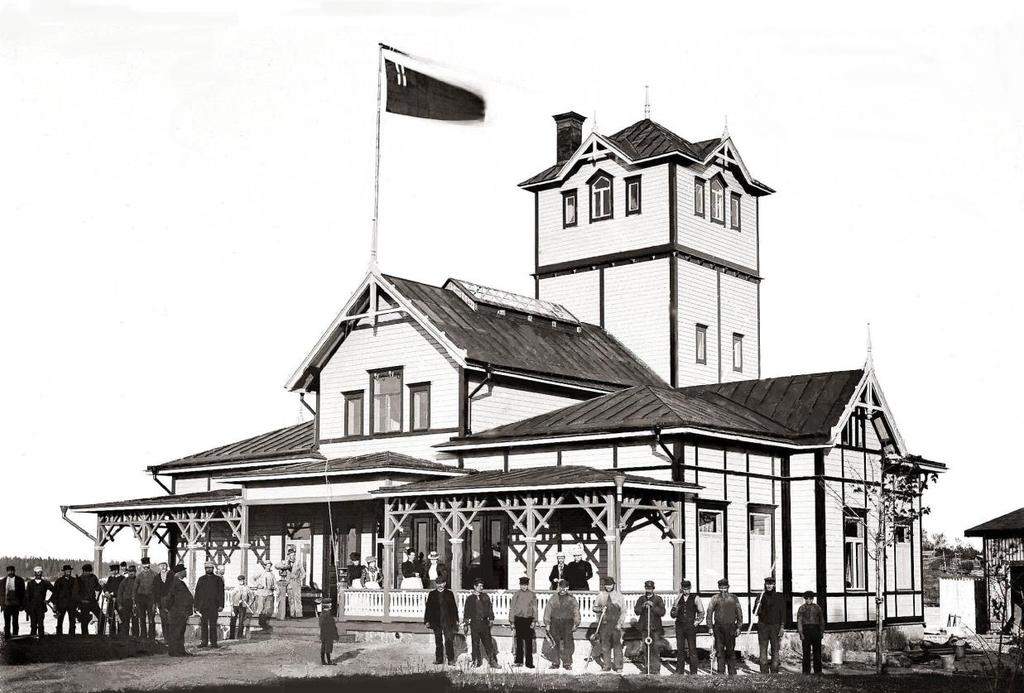 Det äldsta varmbadhuset brann ned 1897 och ersattes av ett nytt som invigdes 1898.