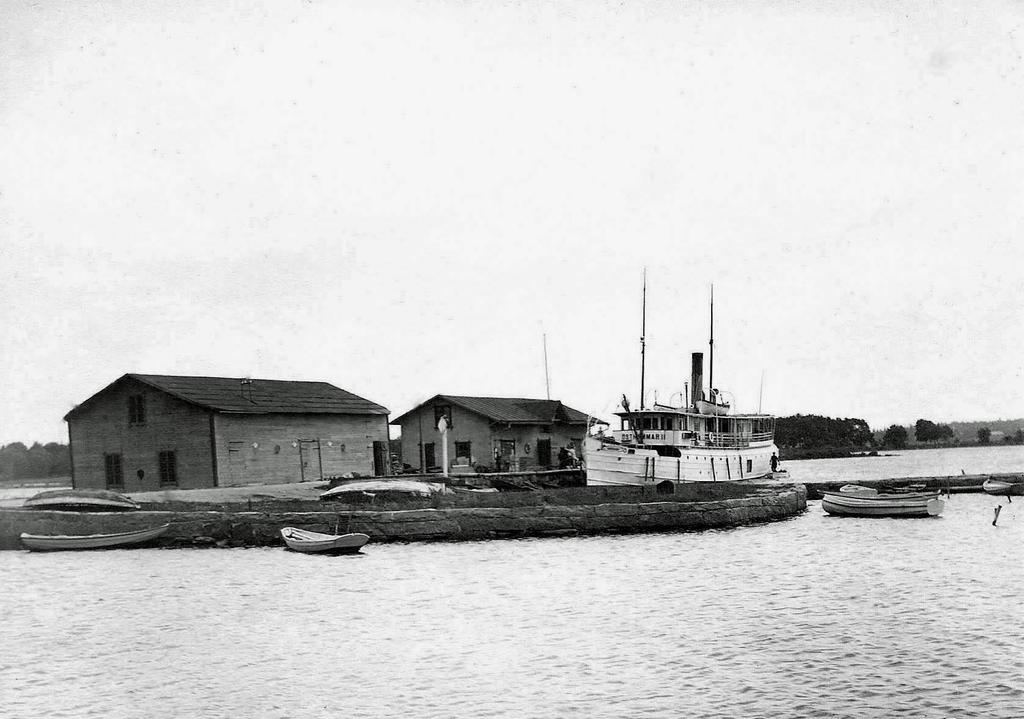 Hamnmagasinen med Östhammar II vid bryggan.