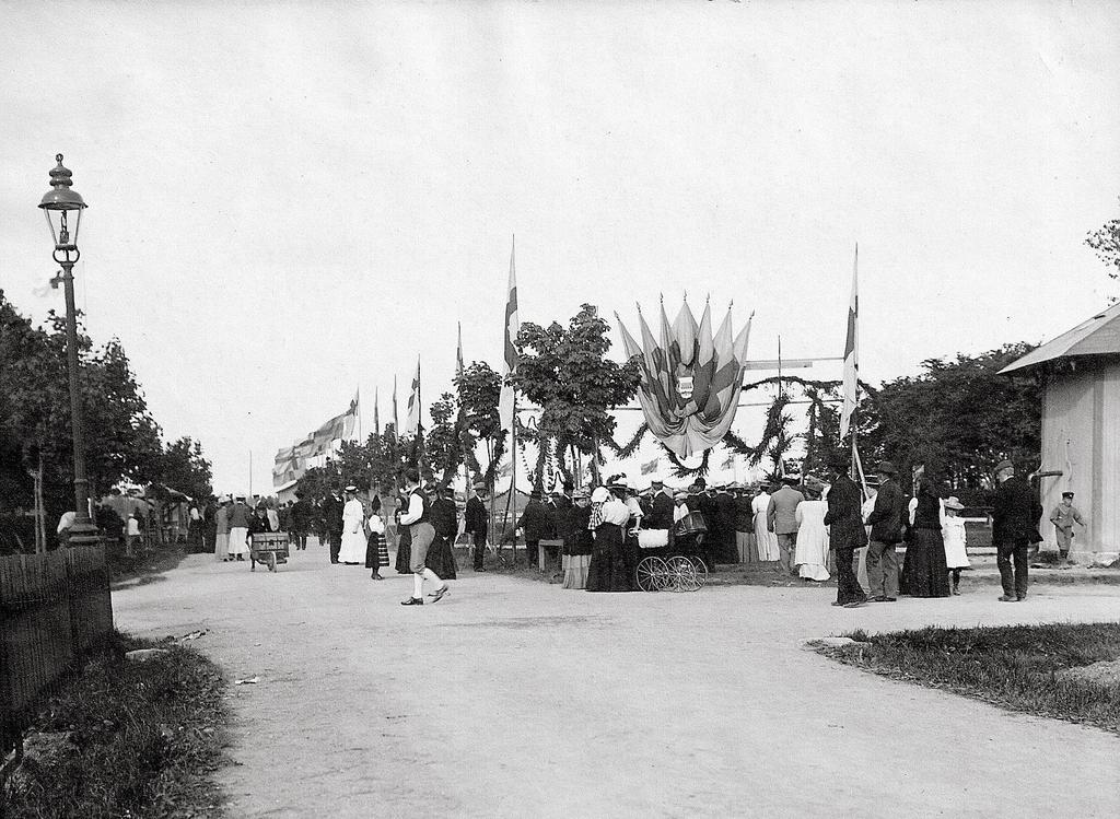 Sjötorget dekorerat till fest vid Uppländska Ungdomsmötet som godtemplarna arrangerade 1909.