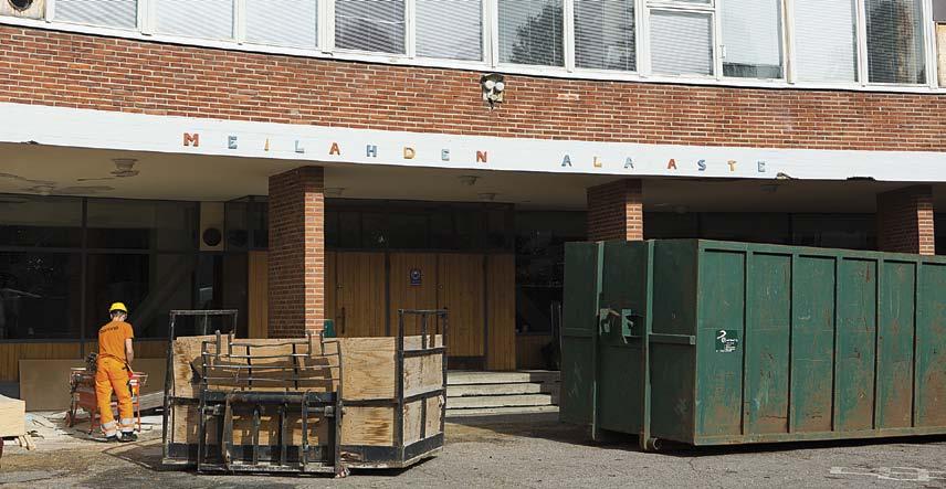 Takreparationen på Meilahden ala-asteen koulu visade sig bli större än väntat. Fasadreparationen kräver specialåtgärder till följd av de museala värdena.