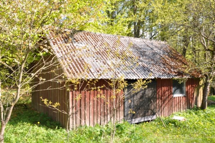 Fastigheten säljs som rivningsobjekt och har varit obebodd länge varför inga driftskostnader etc. finns upptagna. Övrig information Vidbyggd loge i vinkel till botadshuset.