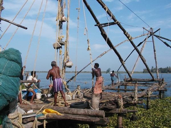 Kinesiska fiskenät i Cochin - Foto; Swed-Asia Travels KONTAKTA OSS FÖR INDIVIDUELLT PRIS BEROENDE AV TID FÖR JUST DIN RESA, OCH VAL AV HOTELL, LIKSOM ANTAL DAGAR INGÅR NORMALT I VÅRA ARRANGEMANG;