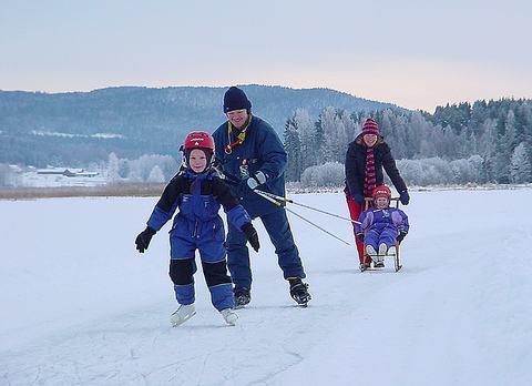 Turrapport 060211: Prova på långfärdsskridsko på sjön Björken@Vänerskridsko Sonja Bergqvist körde först runt Björkens skridskobana. Sjön Björken ligger nordost om Ingmår, nordost om Sunne.