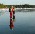 Vände sedan tillbaka och åkte till Bråthammarön där åter 4 cm-isen kunde mätas upp. På återvägen kunde vi åka halvvägs ut till Torrholmen, med vår säkerhetsmarginal.