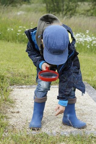 Jag utforskar min omgivning ett lärområde Egna iakttagelser, upplevelser och erfarenheter i anslutning till lärmiljöerna hjälper barnen att förstå orsakssammanhang och att utvecklas som tänkande och