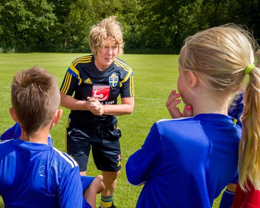 UTVECKLANDE MILJÖ I MATCH Lagindelning 8-9 år Spel 3 mot 3: 6 spelare i truppen Spel 5 mot 5: 7-9 spelare i truppen Variera lag från sammandrag