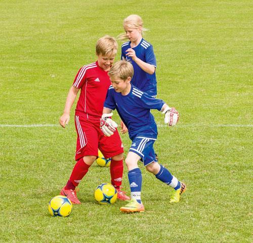 29 TRÄNINGSPROGRAM 6-9 ÅR FÄRDIGHETSÖVNING 3 VAD? Anfallsspel. Speluppbyggnad utmana, finta och dribbla. VARFÖR? Passera en motspelare med bollen under kontroll.