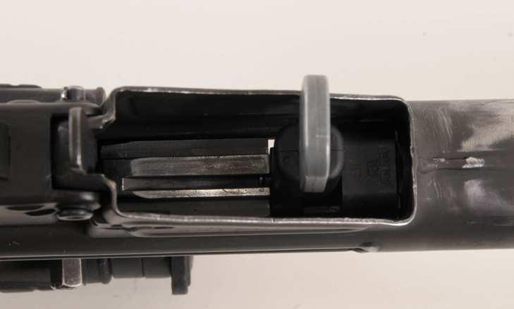 Vårda patronläget och loppet före montering av patronlägeslåset. 3. Kontrollera att nyckeln står i upplåst läge, d.v.s. nyckelvredet tvärs längsriktningen och vredets text bakåt.
