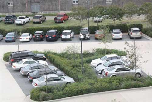 Möjlighet till växlande använding (parkering/bollplan) vid parkering närmast bostadsgården.