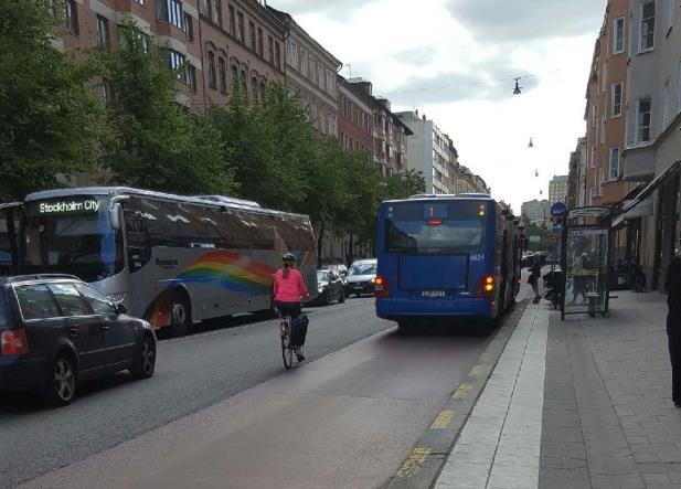 När det visar grönt vill bussen snabbast möjligt ta sig till hållplatsen. Bussen behöver dock vänta in cyklist som ofta cyklar i lägre hastighet än bussen.