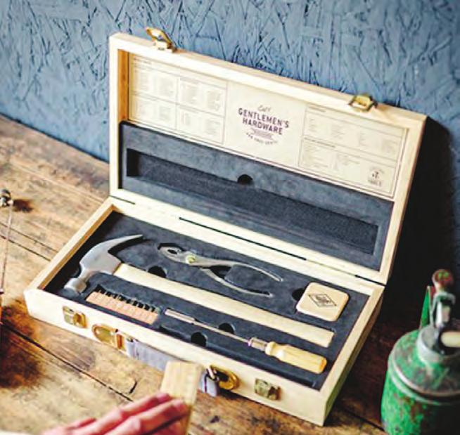 THE DESIGN GIFT GUIDE Dofter som väcker lyckliga minnen, stilrena designklockor och