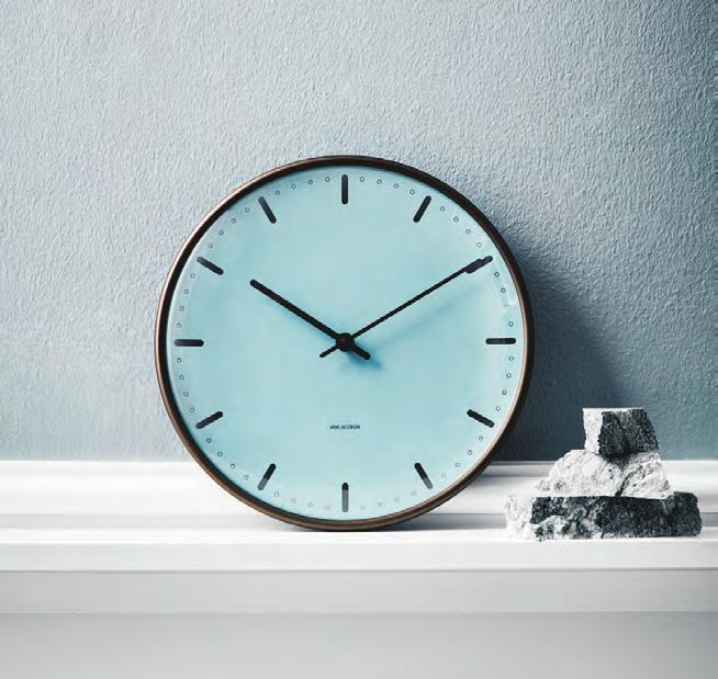 City Hall Väggur i Royal Blue från Arne Jacobsen Clocks Pris fr.