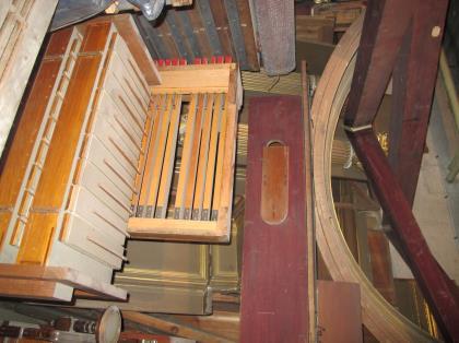 Numreringen från 1959 behålls. Orgelpallen restaureras och stoppningen ses över.