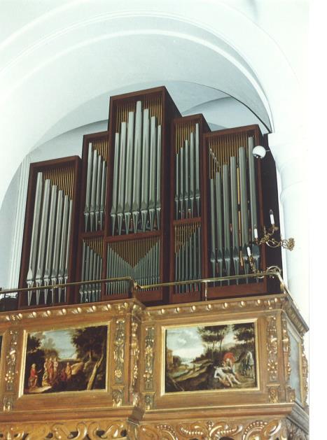 Nuvarande Willi-Peter-orgel representerar en experimenterande variant av den tyska orgelrörelsen och är med sitt lådlika utseende arkitektoniskt något av en främmande fågel i Tyska kyrkan.