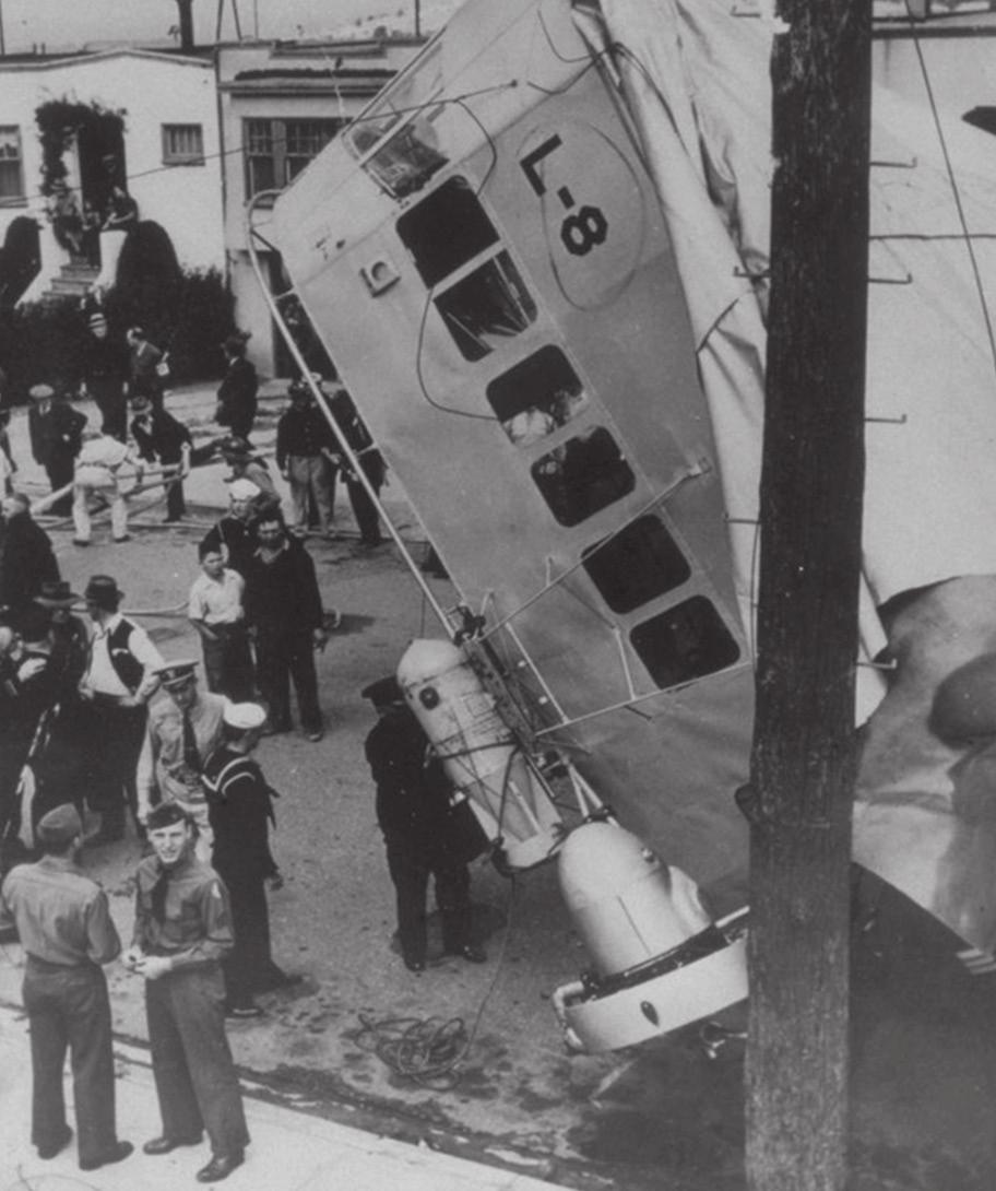 fram till krigsslutet 1945. Den 17 augusti 1943, ett år efter försvinnandet, överfördes de båda besättningsmännen från saknade till troligen döda. Bild 6. Gondolens vänstersida.