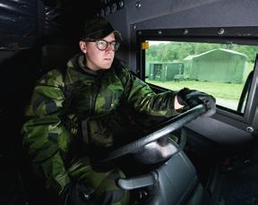 Den tekniska utbildningen sker på alla nivåer, från grundutbildning av soldater, systemtekniker och