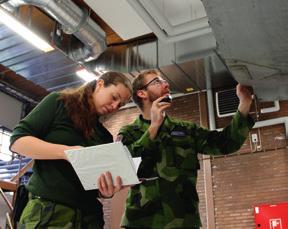 I skolans ansvar ingår den tekniska utbildning som genomförs vid andra förband, skolor eller centra i