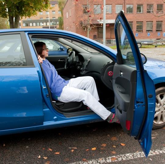 I och ur bil När du går in i bilen, be chauffören vinkla ryggstödet bakåt samt