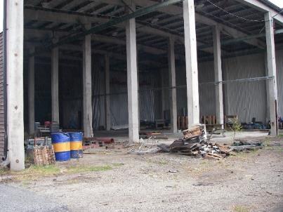 Doppning med pentaklorfenol har skett vid sågverksamheten och det finns även en träimpregneringsanläggning inom området.