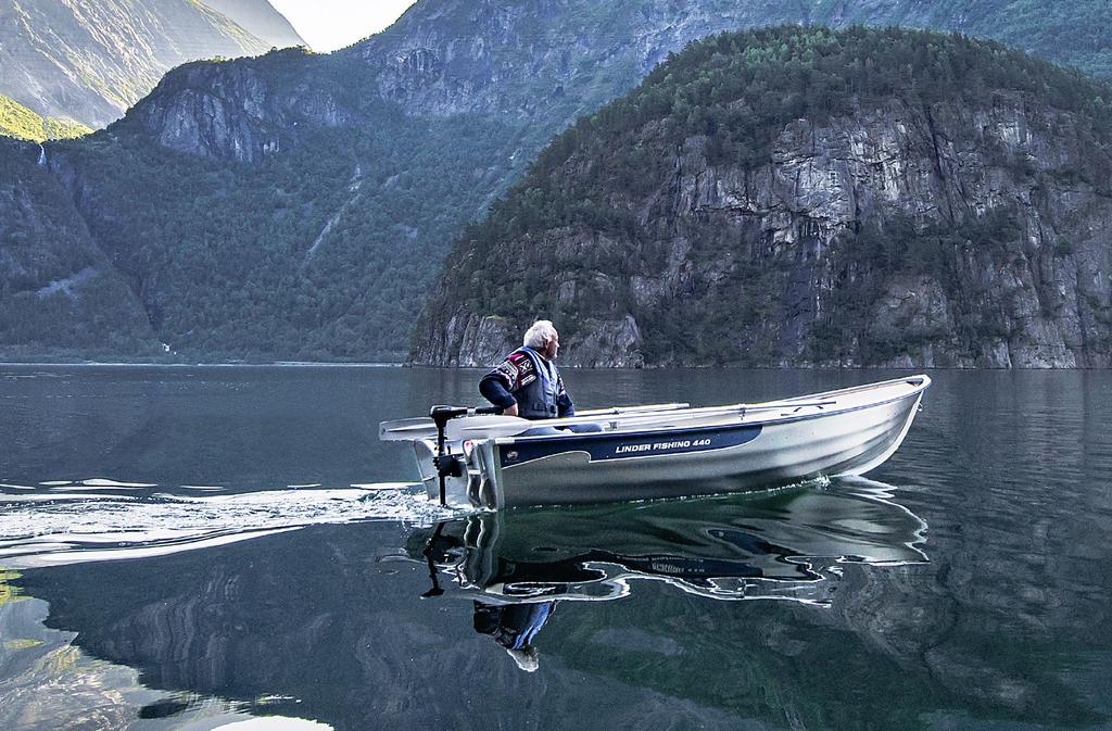 164 cm 431 cm FISHING 440 En lätt men ändå stabil roddbåt med klinkbyggd form för hela familjen som lämpar sig