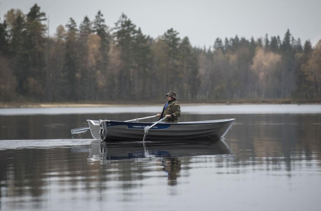 156 cm 403 cm FISHING 410 En smidig roddbåt att förflytta sig mellan olika