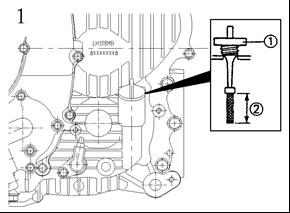 Bränslesystemet: Tanklocket (1) är placerat rakt nedanför styret. Se tankkapaciteten i avsnittet "Tekniska specifikationer". Använd vanlig blyfri 95 oktan bensin.