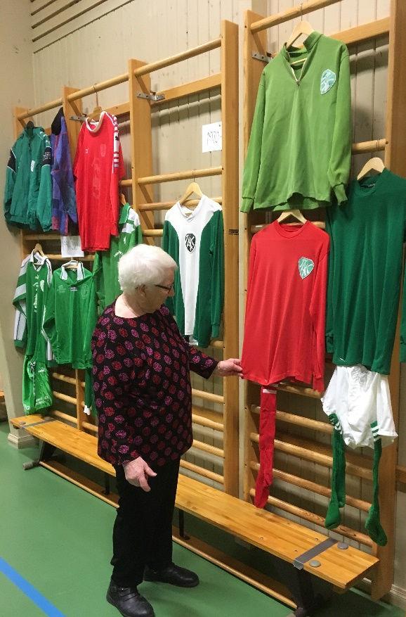 Torsdagar förstås. Karin Wikström beskådar tröjor hon utfört åtskilliga tvättar på. Vill du ta del av historiken finns den på vår hemsida angeboik.se under fliken föreningen, länk jubileum.
