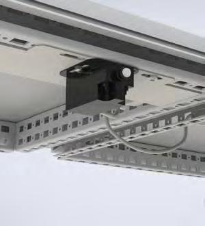 Integrerat uttag som gör det möjligt att koppla annan utrustning eller seriekoppla lampor. Fluorescent lamp T5/G5. 220-240 V, 50 Hz. -5 ºC to +45 ºC. Ansluts med medföljande nätkabel.