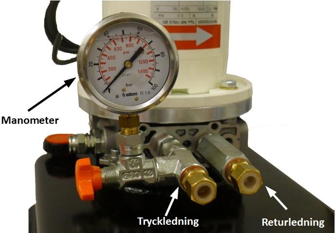 Nu är det bara servopumpens två slangar kvar att ansluta. Den trycksatta utgången på pumpen känner er du igen då den har en manometer.