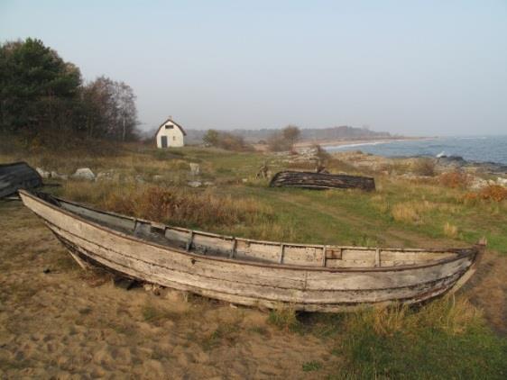 passerar genom fiskelägen och bokskog. Du vandrar på stränder, stigar, små grusvägar och bitvis utmed asfalterad väg. Sammanlagd höjdmeter, stigning: 144 m, sänkning: 144 m.