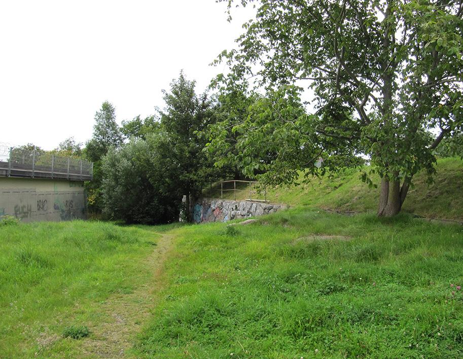 Inom planområdet, nedanför naturområdet, finns en scoutgård. Scouterna rör sig i området på vardagskvällar, vilket bidrar till lite mer liv och rörelse i stadsdelen.