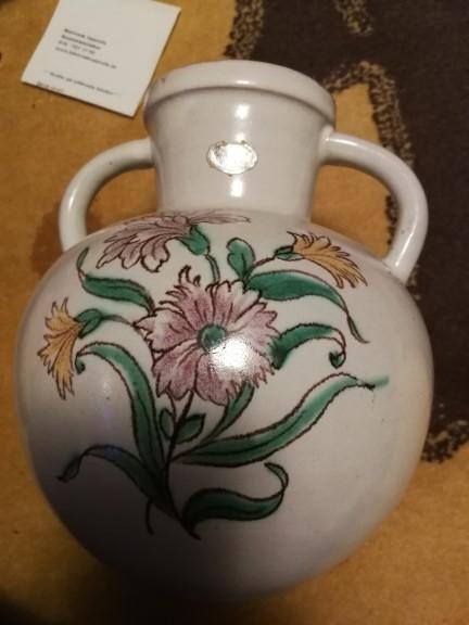 Vasen är inte tillverkad på Upsala-Ekeby, den typen av märkning har aldrig förekommit där.
