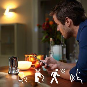 En anslutning till Philips Huebryggan Styr det på ditt sätt Upplev garanterat jämn dimning med Philips Hue. Inte för ljust, inte för mörkt. Lagom, helt enkelt.